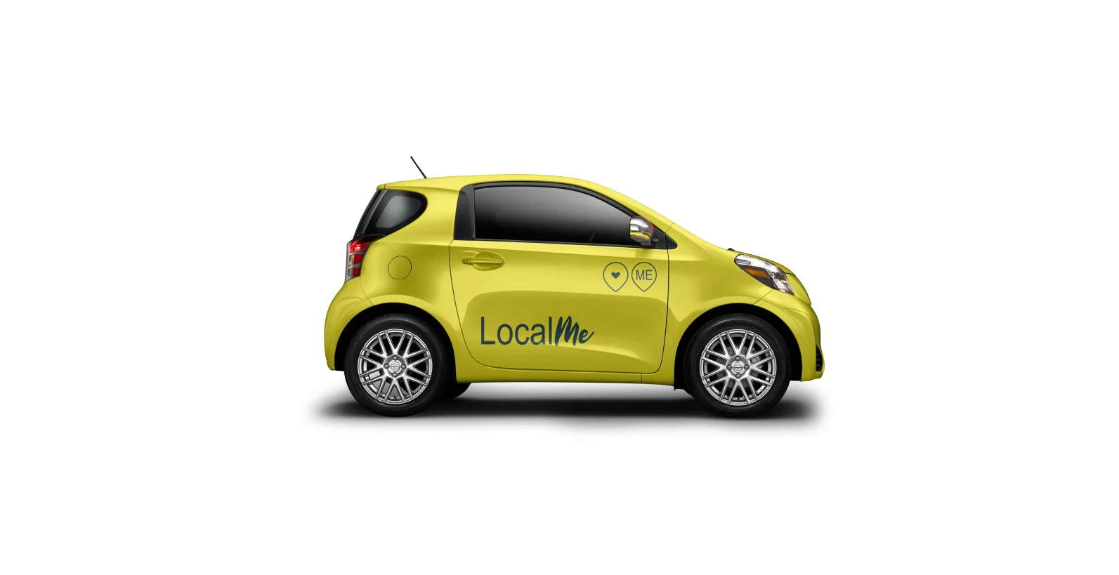 Жёлтая машина доставки с логотипом LocalMe